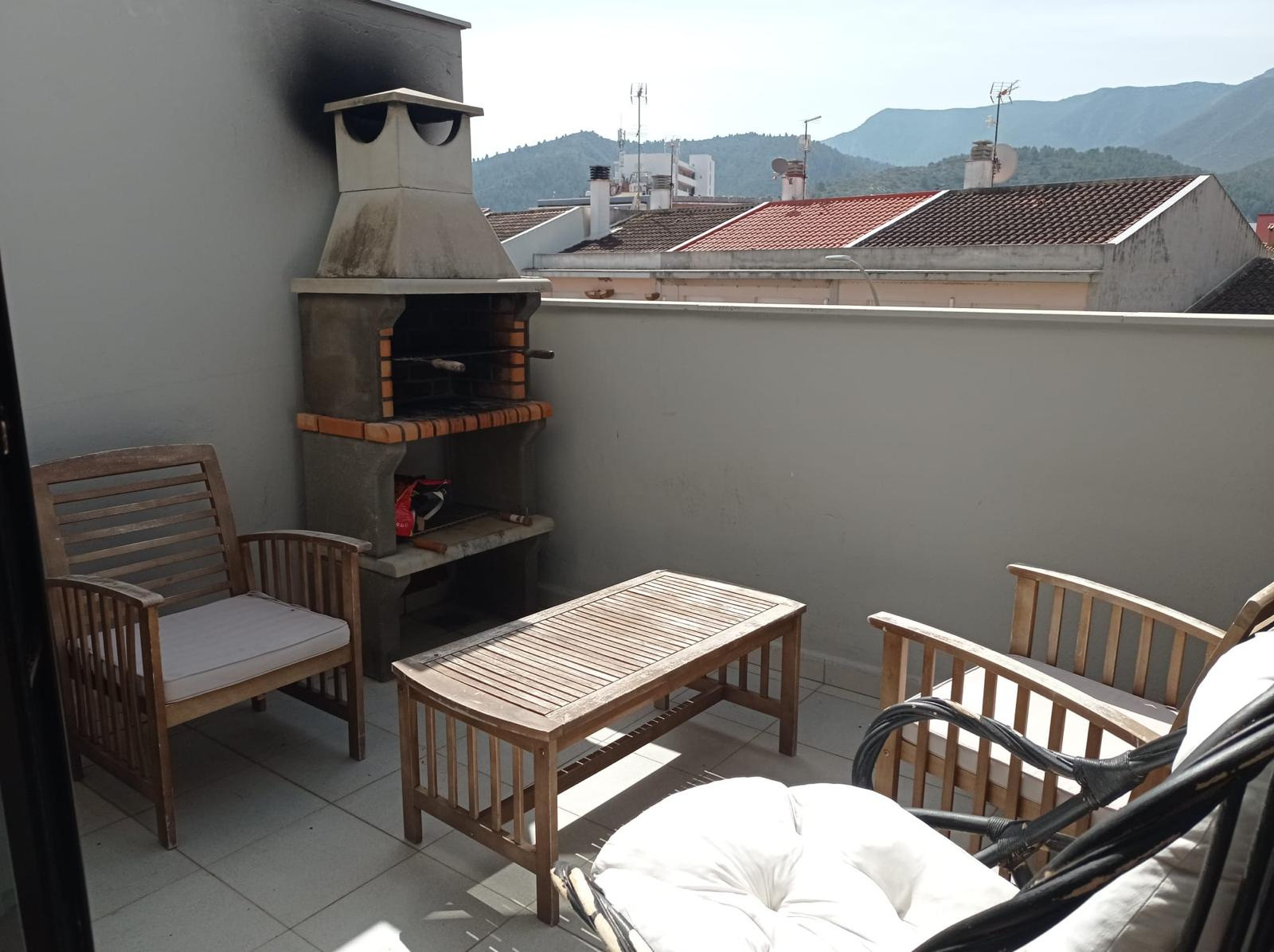 Terraza superior con barbacoa y vistas a la montaña