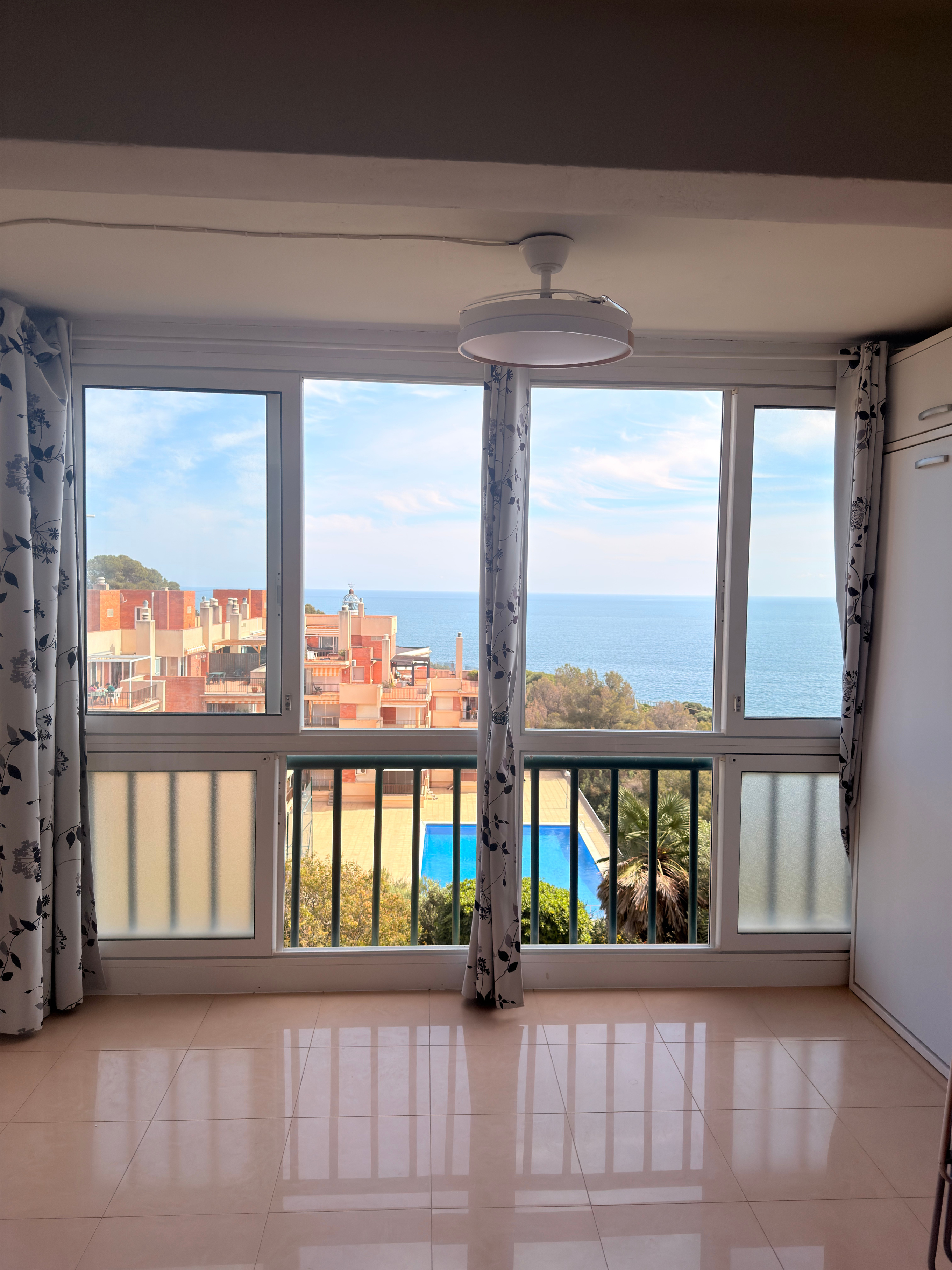 Dormitorio con ventanal al mar y piscina